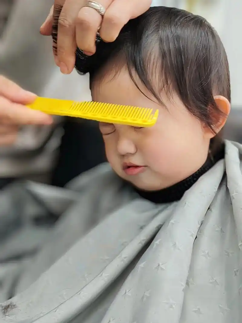 剪头发,各种表情包的妹妹