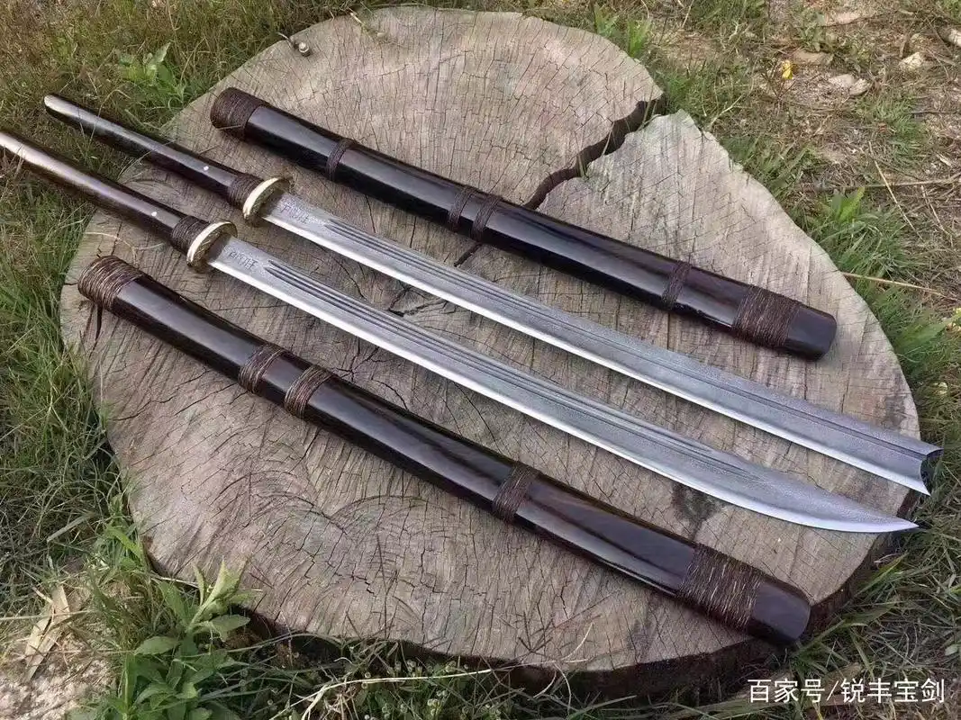 传统民族风户撒花纹钢战刀