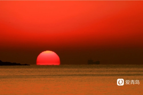 红彤彤的太阳离开了地平线,仿佛一块光彩夺目的玛瑙,跳出了海面.