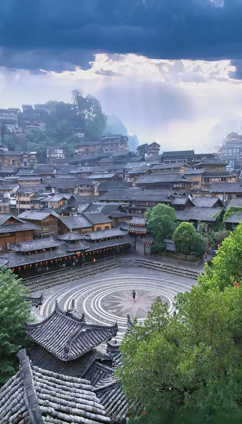 千户苗寨简介 99贵州千户苗寨,坐落于中国贵州省黔东南苗族侗族自治