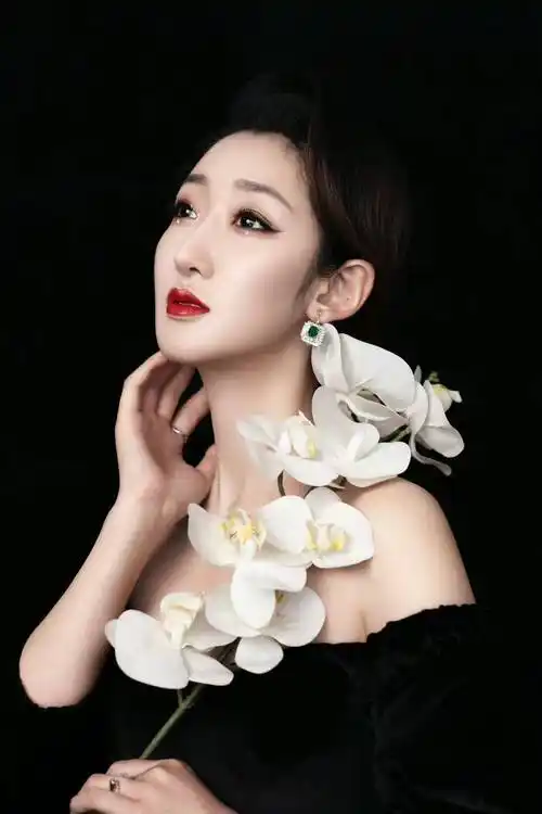 李依馨 早春写真释出富贵优雅显大气_肤色