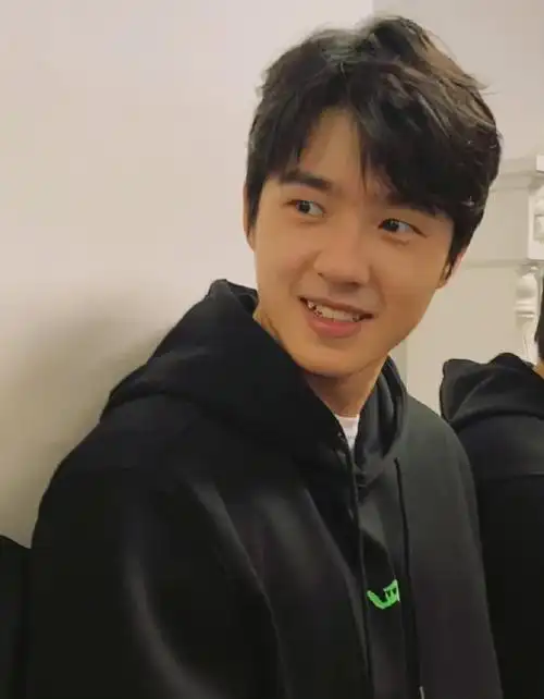 刘昊然今日扫楼生图96笑起来时的小虎牙!