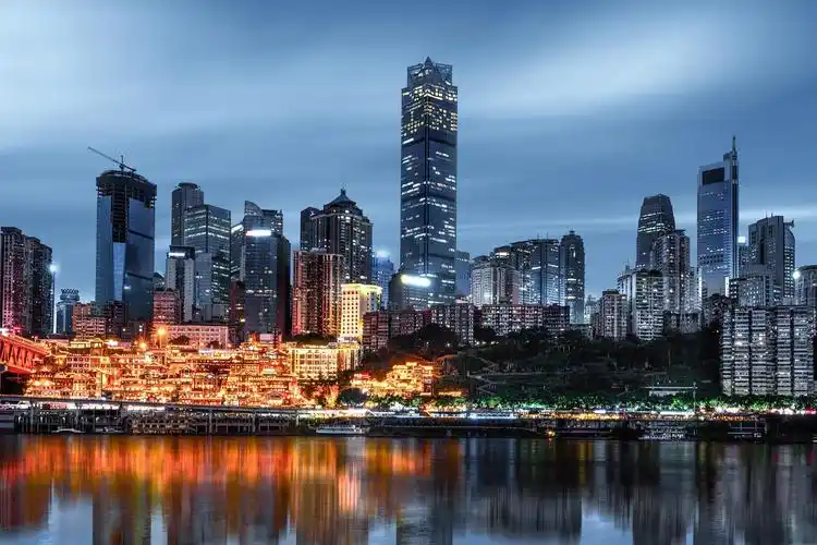 重庆,山城之美 重庆,位于中国西南地区,是一座充满活力和魅力的现代化