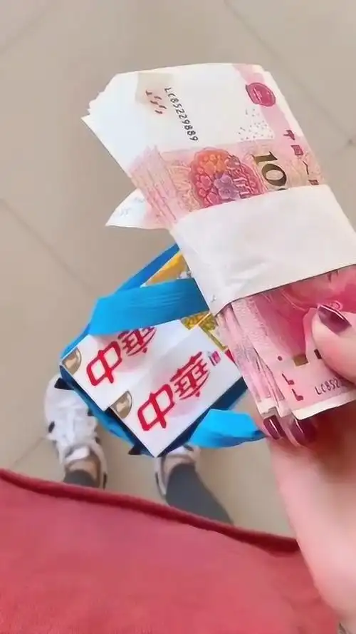 老爸给我一千块让我买牙膏,想给零花钱也不用这样,父爱如山啊!