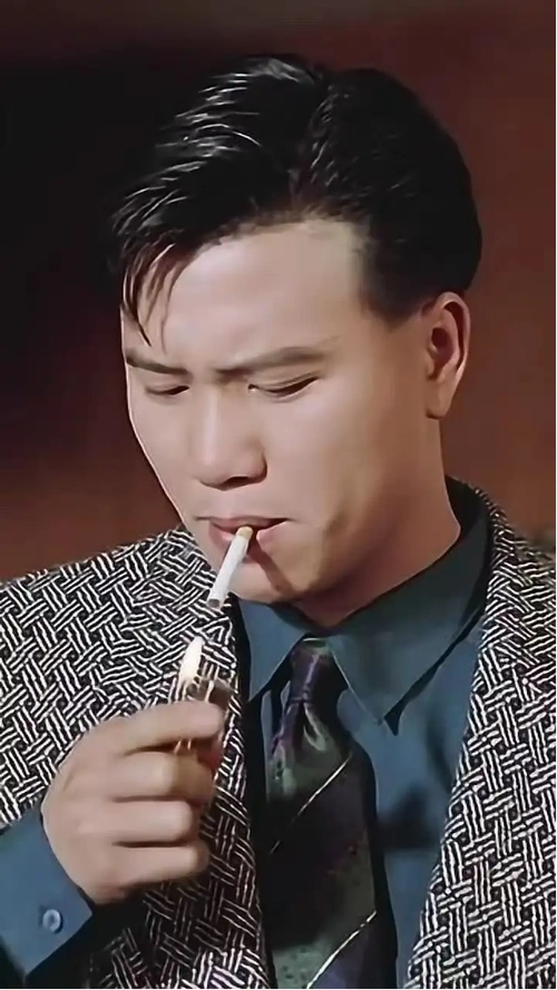 香港知名男星走路不稳需人扶,语气凶狠秒变脸惊呆路人,网友质疑饮酒