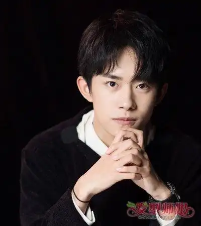 易烊千玺17岁生日快乐 易烊千玺青少年短发造型温润阳光(3)_发型师姐