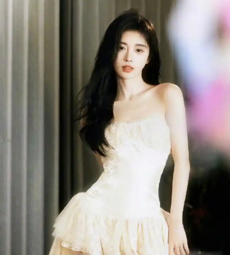 鞠婧祎的拍照pose真是每次不重样,她晒出多张生活照,光线和角度都堪称