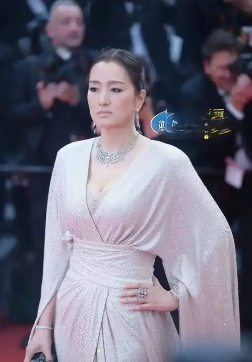 58岁巩俐和26岁关晓彤同框,"骨相美"的优势很明显