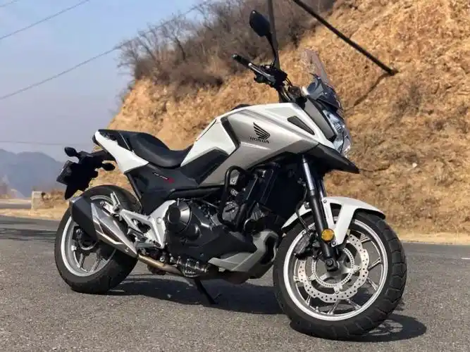 跨界旅行车典范试驾本田nc750x丨把玩