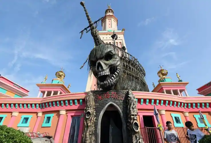 依然十分淡定的勇敢少年会当众跳舞,并且进鬼屋后当时他可是一个为了