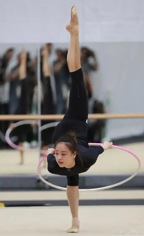 舞蹈中的下腰动作既是基础,也是关键.