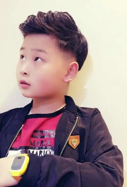 微卷头发部分是剪出层次度,体现出孩子的活力度短发,制作出孩子的潮流