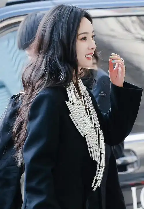 杨幂你这多巴胺美甲是自己涂的吧而且还是现涂的吧工作室的图没有美甲