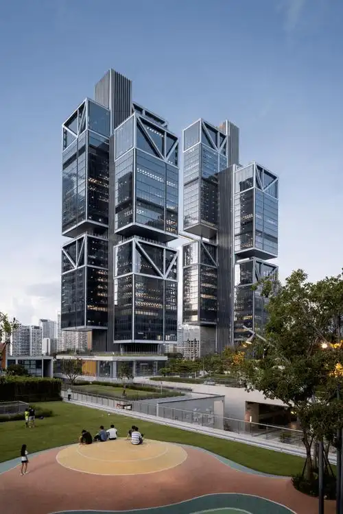 大疆天空之城是一座外露的钢结构建筑,悬挂体块顶部4层高外露的大桁架