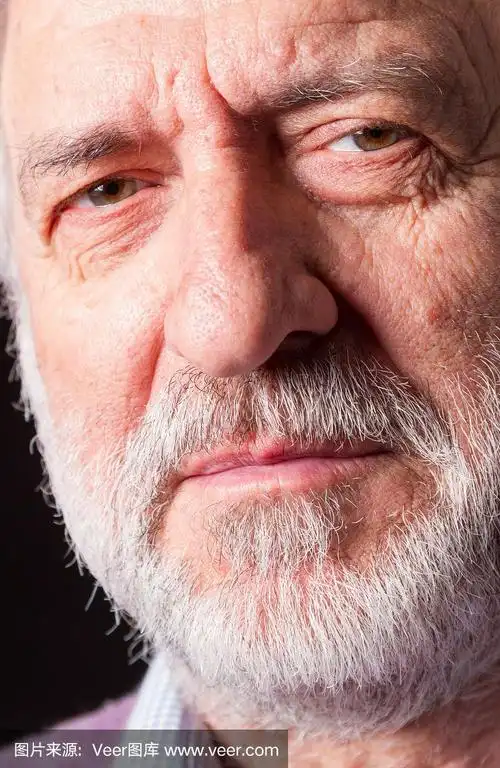 黑色背景上的白胡子特写