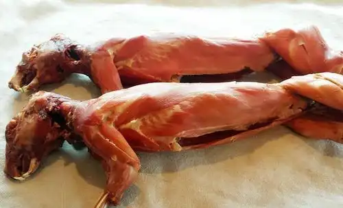 用古法卤制兔肉,出锅一条街上都能闻到香味,好多人都问卖不卖