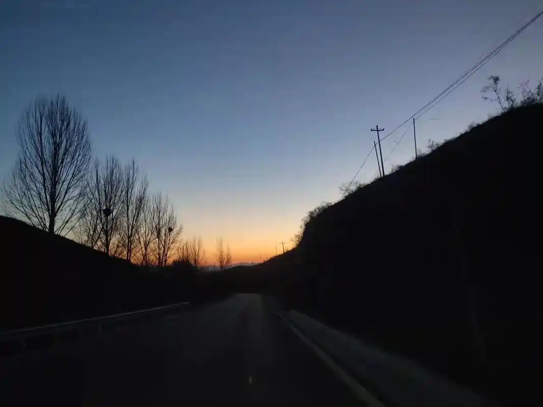 第一次夜间行走在静谧的乌海山路上,钟情于夜晚,喜欢晚上开车的 - 抖