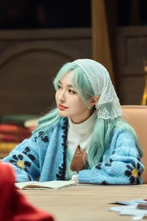 被吴昕新一期大侦探造型美到!长发大波浪 同色系雪纺花边长裙