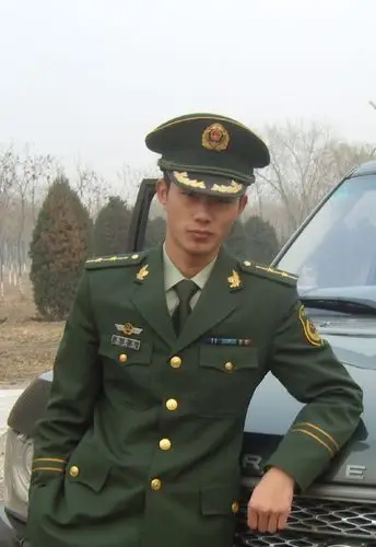 27025)---1364 - 阳光射在军装上 - 戎装马靴粗犷猛壮士,西服领带文雅