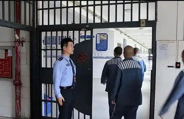 在监狱参加劳动是有钱拿的,那服刑人员一个月可以领到多少呢?