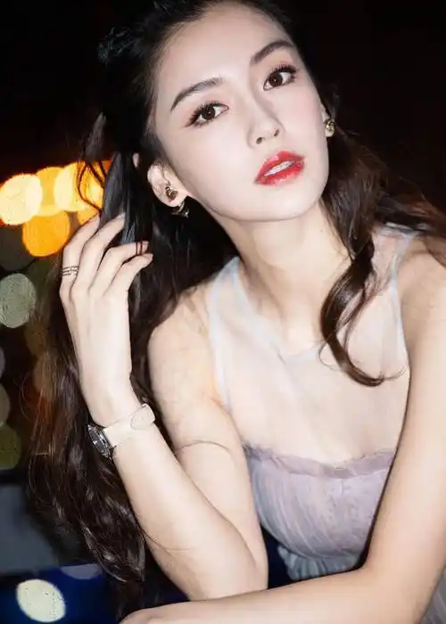 杨颖被曝工作耍大牌,拍几分钟的广告让全部工作人员等几个小时_演技