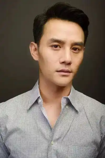 弦月眉:瓜子脸的纤细感觉,搭配弦月眉则显现优雅的气质,适合中性风格