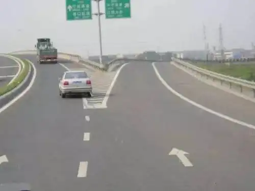 如果不提早做好准备,那么极易开过分岔口,开错车道并造成减速停车