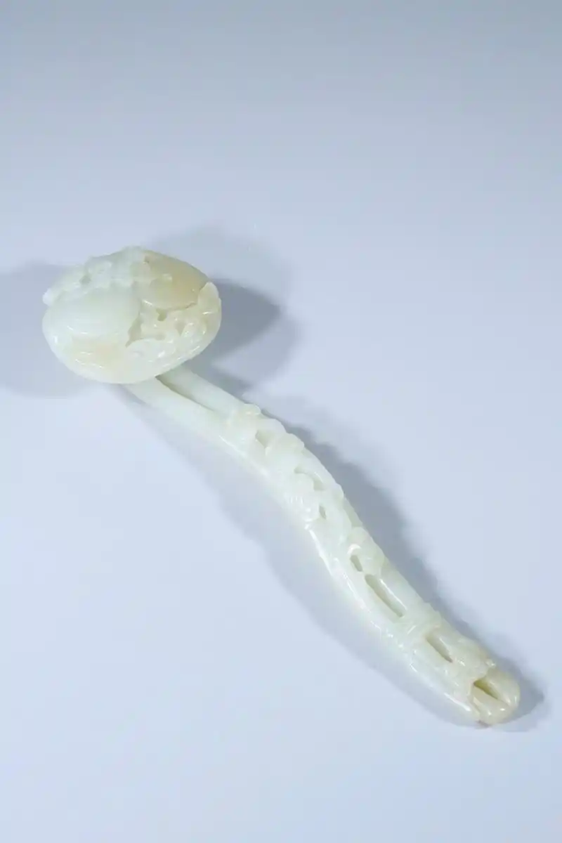 清代 和田玉雕三多纹如意 规格:长19cm高2cm宽5.2cm重108.5克