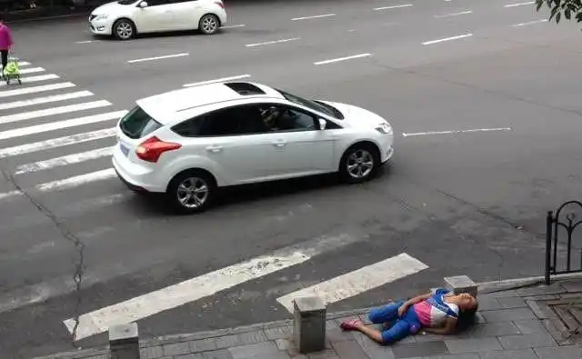 扶不扶?自贡街头女孩倒地10多分钟 无一人敢扶