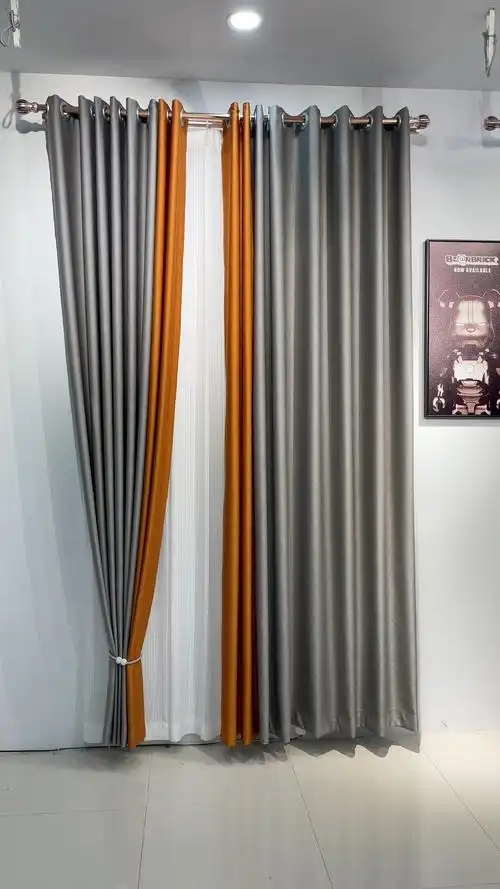 一款主灰色和橙色相拼的百搭窗帘.