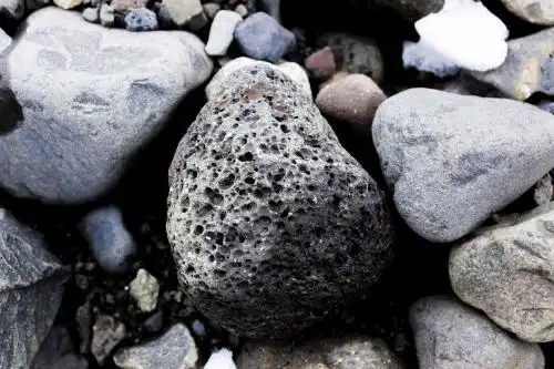 白色火山岩(玄武岩).
