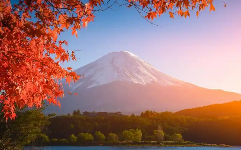 秋日的富士山唯美高清桌面壁纸