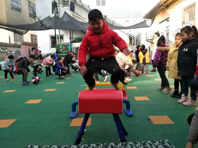 跳山羊,是民间一种模拟山羊跳跃的儿童游戏,简单易行,既能锻炼身体,又