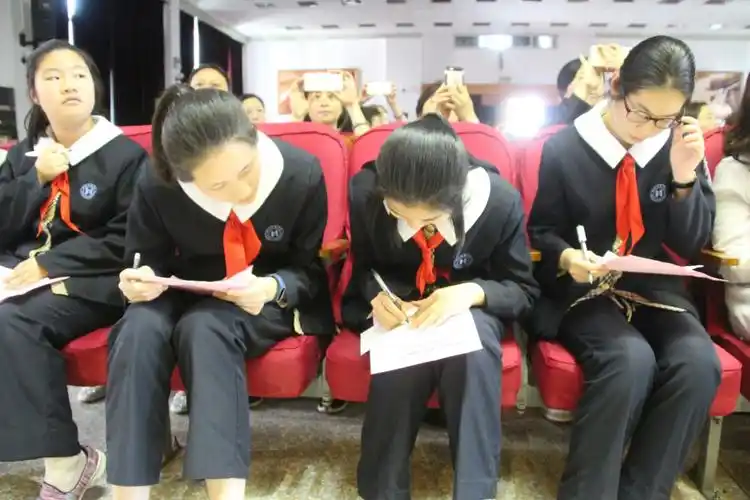 新华初初二年级课本剧汇报演出巡礼(上)(副本)