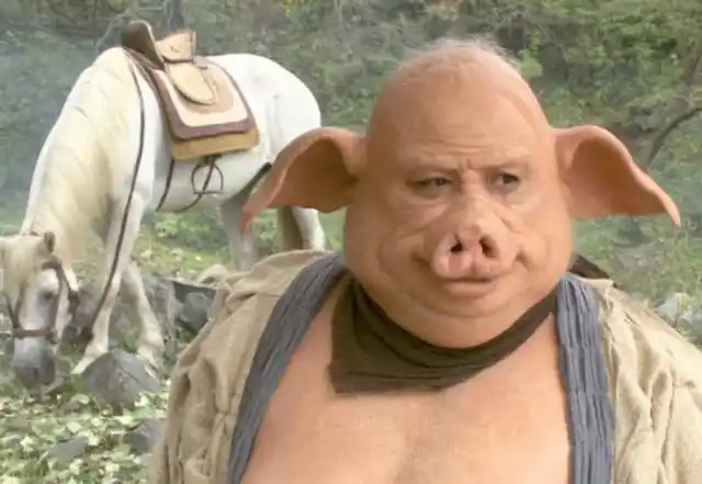 《新西游记》唐僧被强盗吊在树上,猪八戒说他扯着藤儿打秋千耍,别说猪