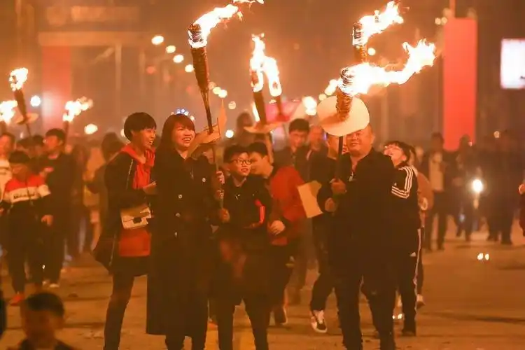 福建"火把节" 村民举千支火把巡游祈福-搜狐