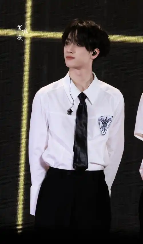 严浩翔solo舞台露腰#  @时代少年团-严浩翔