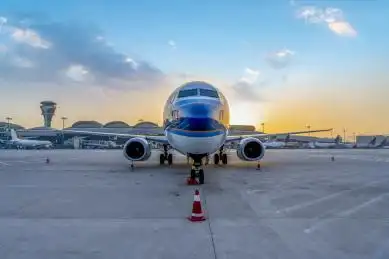 机场跑道停机坪上的客机