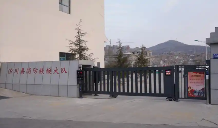 平凉市消防救援支队泾川大队利用智慧化营区大门改造落实强化队伍管理