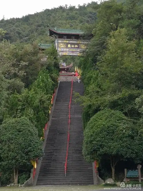 首先映入眼帘的是高大上的仙姑庙