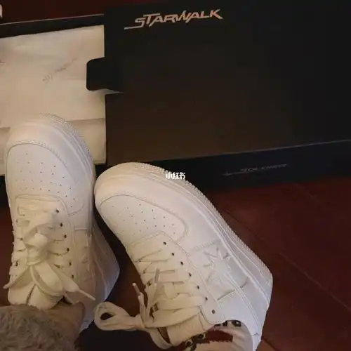 starwalk星星标鞋子可以说是空军替代款,比af1轻而且质量更好更舒服
