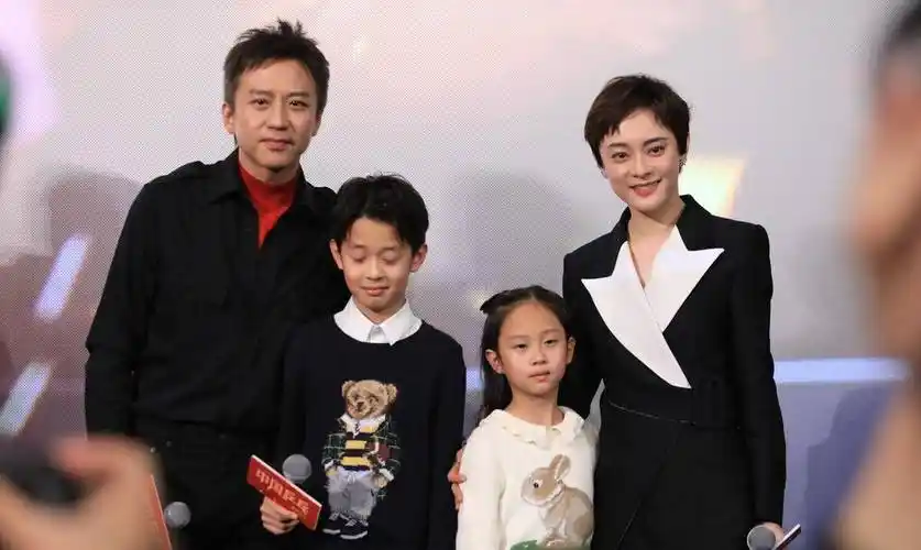 邓超太有福气,40岁孙俪穿西装裙秀"细腰长腿",一家四口真养眼_短发