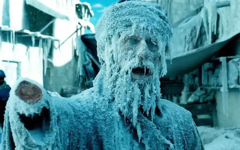 天气炎热的沙漠地区,一村人被瞬间冻成冰雕!灾难片《全球风暴》