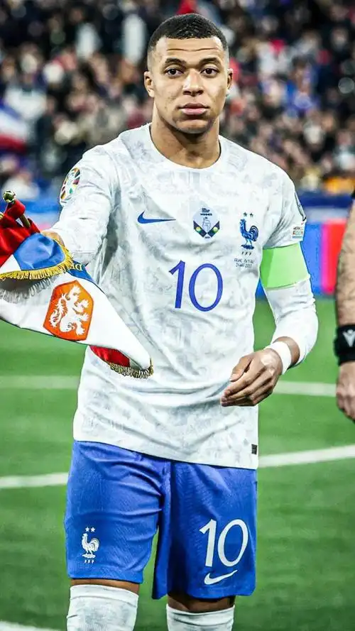 姆巴佩真领袖!不仅是第一巨星,还善于鼓舞士气,格子心服口服