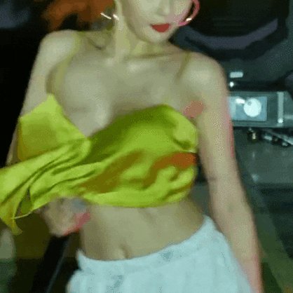 泫雅舞台上掀裙子现场图视频