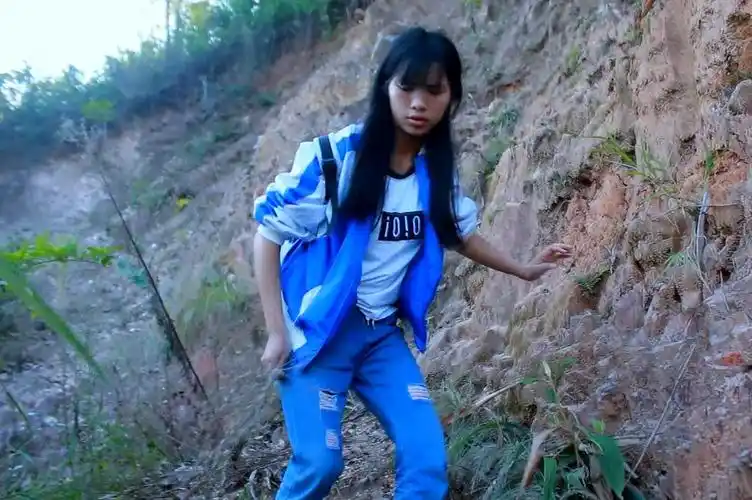 美女一个人在野外深山迷路遇到哑巴问路这时两人擦出火花