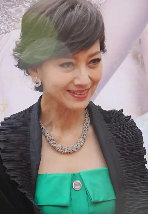 赵雅芝真老了,颈纹层叠青筋凸起,皮肤松弛下垂,看起来老态龙钟