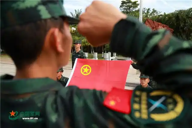 五四青年节丨武警海南总队举行入团宣誓仪式