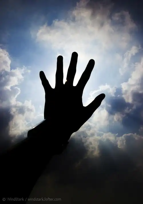 伸手触摸阳光