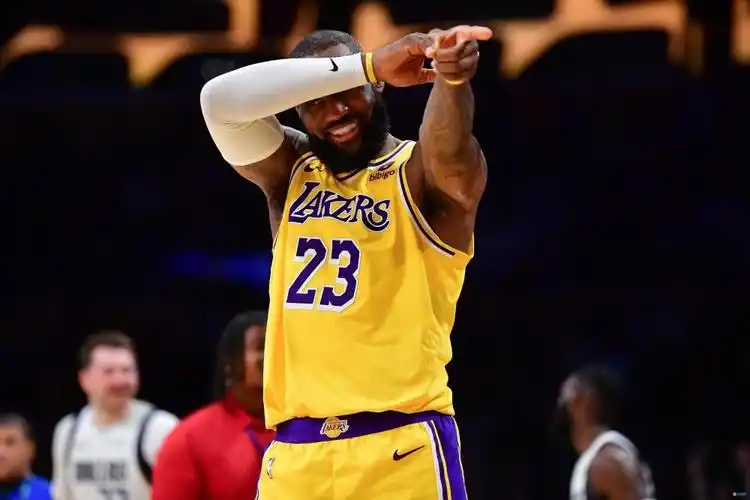 多次贡献暴扣詹姆斯19中9砍下25分8板4助正负值高达26